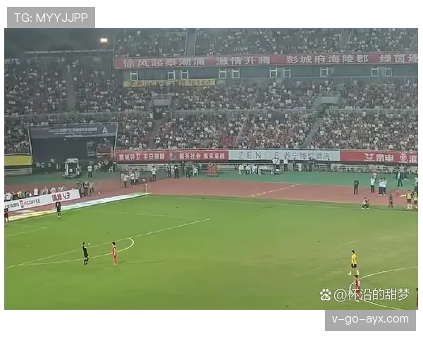 假动作规则在点球中的判定：助跑允许，射门假动作将被判犯规并黄牌